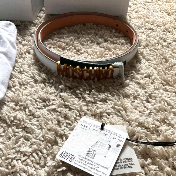 MOSCHINO SKINNY LOGO LEATHER BELT. SIZE 42 IT. WHITE.